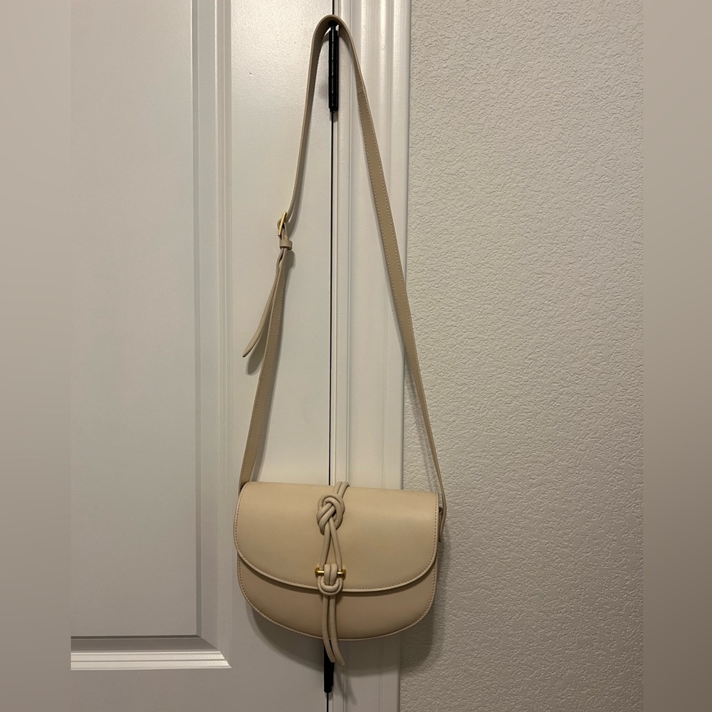 Vince Cumato Cream shouler bag